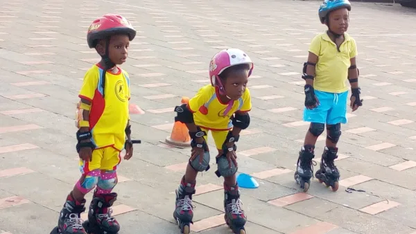 Jeunes pratiquants de roller à Cotonou (illustration)