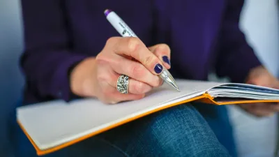 Femme écrivant dans un carnet, illustration d’un September Reset et de nouvelles habitudes