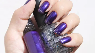Manucure irisée violette, illustration de la tendance sunglass nails