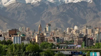 Vue générale de Téhéran avec les montagnes de l’Alborz en arrière-plan