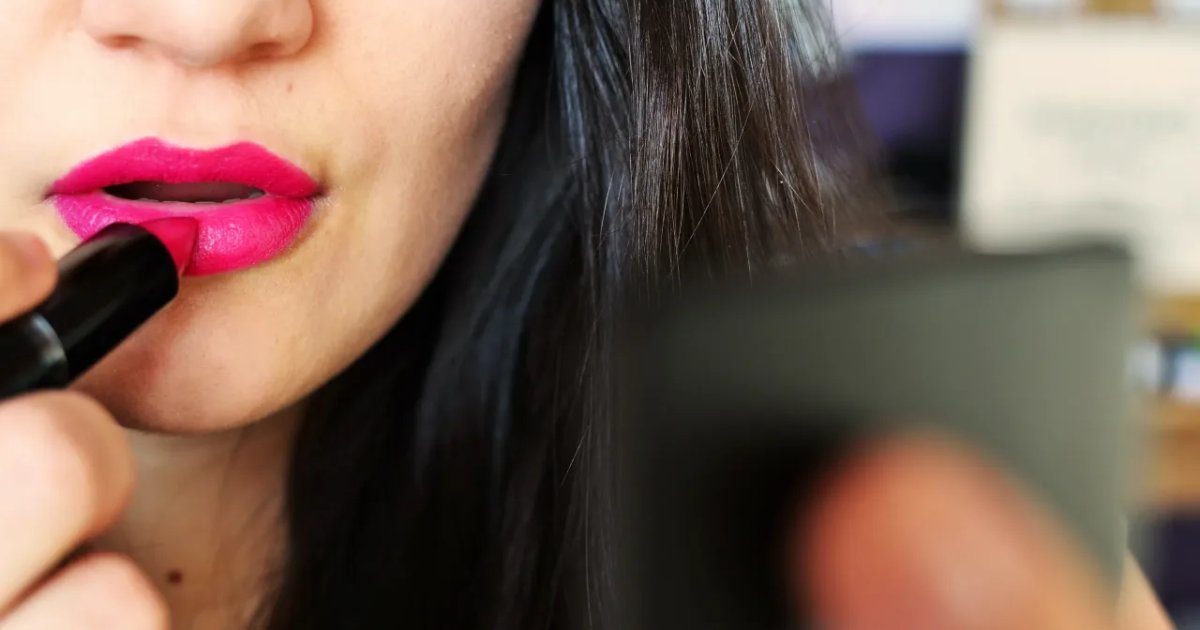 Frosted lips: frosted lipstick returns in 2026, how to wear it on dark skin