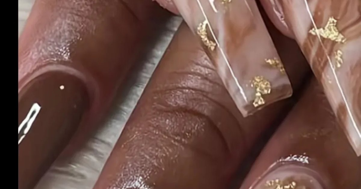 Milky nails: Penélope Cruz revives the milky manicure in a warmer version