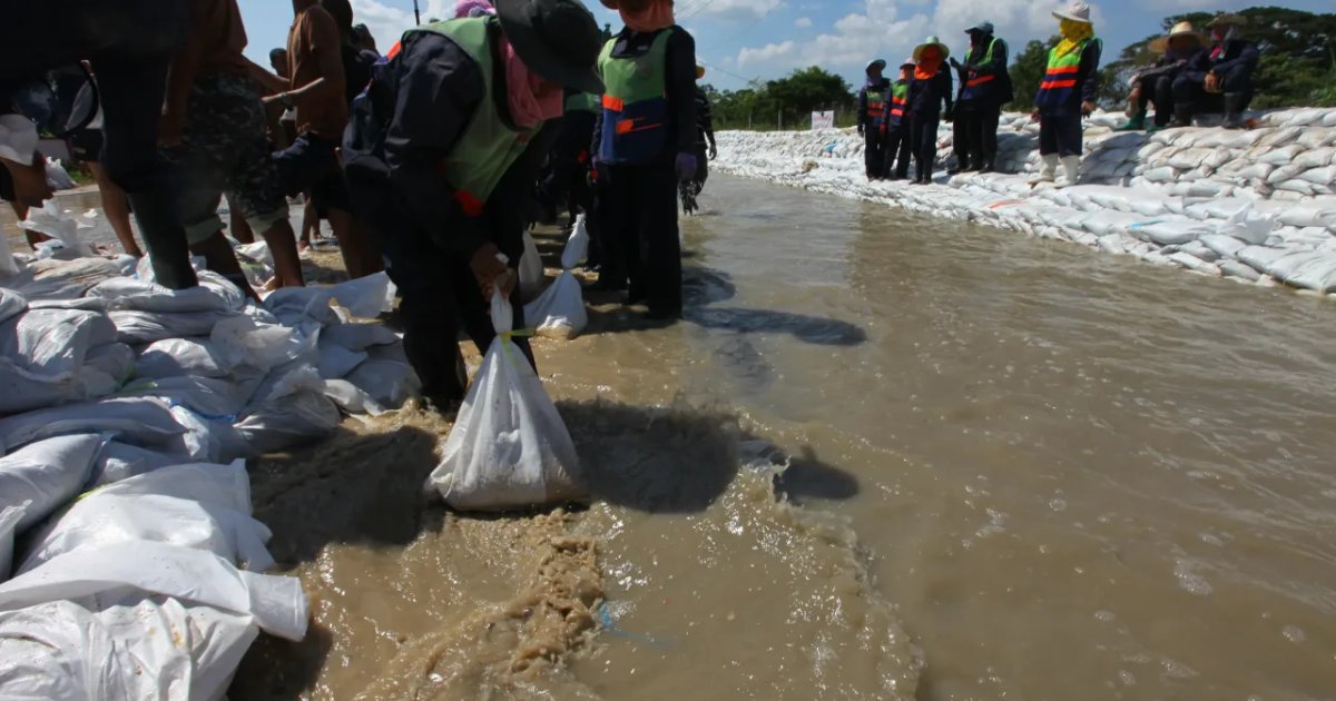 Bangkok: All 50 districts declared disaster zones, 980 people in shelters