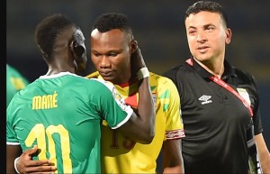Sadio Mané et Désiré Sègbè Azankpo lors de la CAN 2019