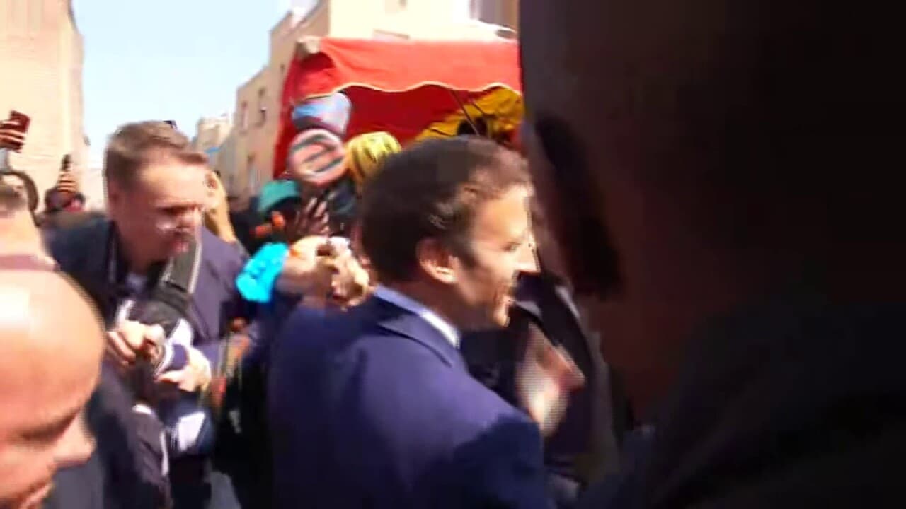Emmanuel Macron visé par un jet de tomates @ Le Parisien