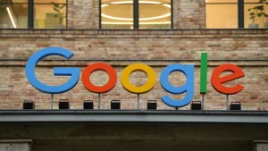 Google LLC, une entreprise américaine de services technologiques fondée en 1998 dans la Silicon Valley, en Californie, par Larry Page et Sergey Brin, créateurs du moteur de recherche Google.
