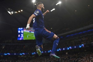 L'attaquant français du Real Madrid Karim Benzema après avoir marqué un coup de pied de pénalité et le troisième but de son équipe lors du match de football aller de la demi-finale de la Ligue des champions de l'UEFA entre Manchester City et le Real Madrid, au stade Etihad, Ã  Manchester, le 26 avril 2022.