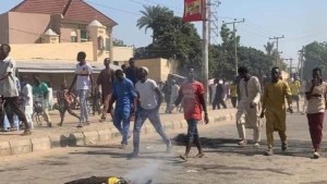 Des jeunes musulmans en colère incendient des maisons Ã  Bauchi