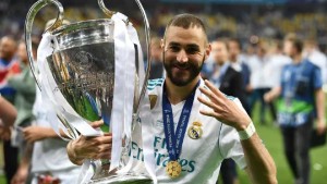 Karim Benzema avec le trophée de la Ligue des Champions édition 2021-2022