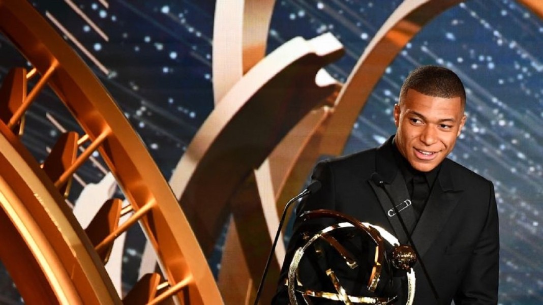 Kylian Mbappé avec le Trophée UNFP du meilleur joueur de Ligue 1 lors de la saison 2020-2021