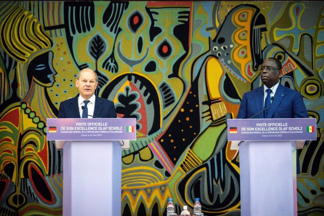 Le président sénégalais Macky Sall et le chancelier allemand Olaf Scholz tiennent une conférence de presse au palais présidentiel Ã  Dakar, Sénégal, le 22 mai 2022. REUTERS/ Ngouda Dione