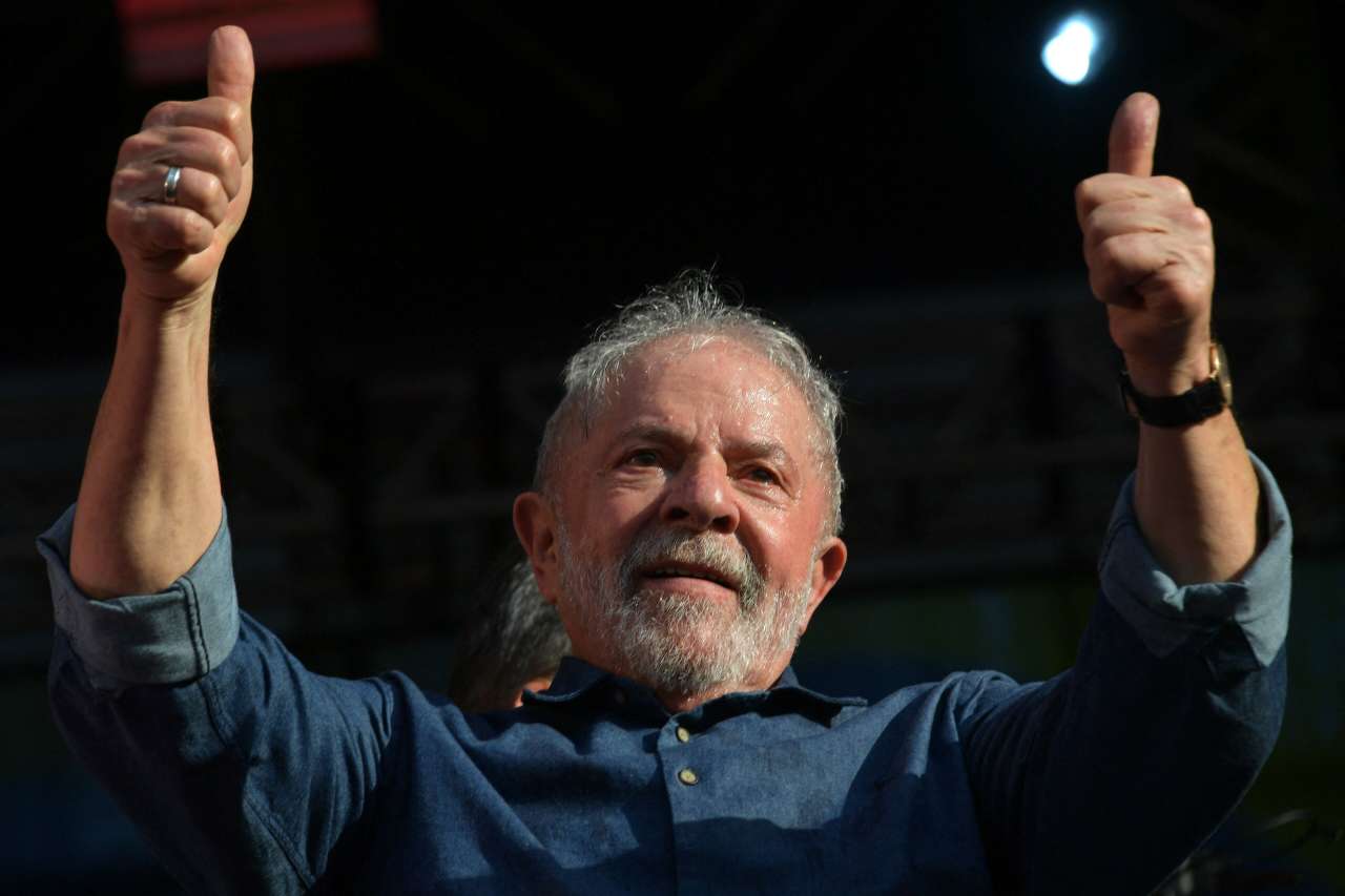 Lula da Silva fait un signe de pouce levé lors d'un rassemblement du 1er mai à São Paulo, Brésil.