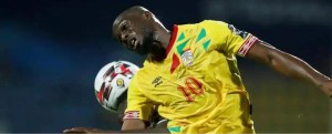Michael Poté lors d'un duel aérien avec un adversaire au cours d'un match