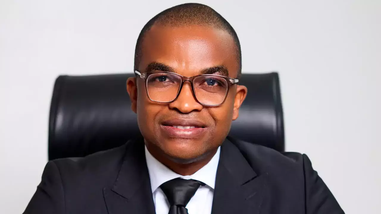 Me Renaud Agbodjo lors d'un point de presse