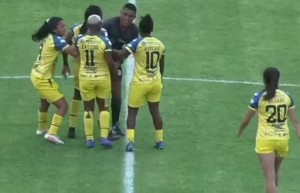 Une joueuse de football frappe dans les testicules un arbitre