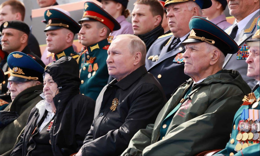 Le président russe Vladimir Poutine assiste Ã  un défilé militaire le jour de la Victoire sur la Place Rouge, dans le centre de Moscou, lundi 09 mai 2022.