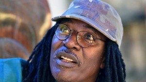 une personne avec des verres et un chapeau