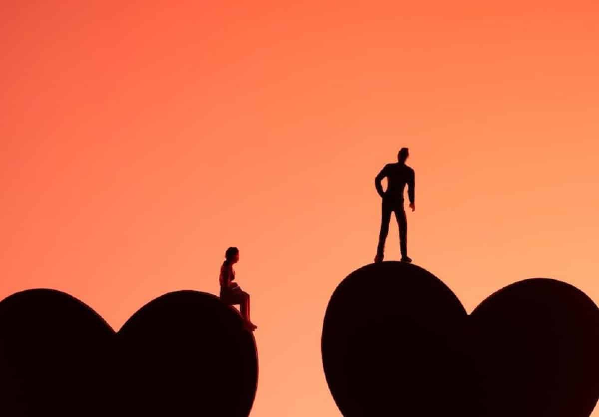 deux cœurs noirs avec une femme et un homme