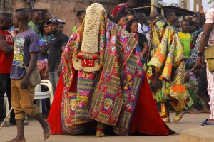 Issu des peuples Yorubas , Egungun est un culte pour célébrer les défunts