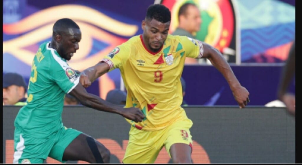 Le Béninois Steve Mounié (Ã  droite) aux prises avec le Sénégalais Youssouf Sabaly, le 10 juillet 2019 au Caire, lors de la CAN 2019.