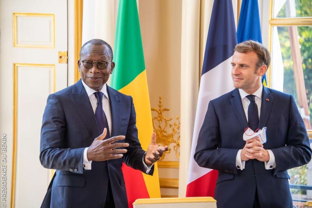 Tête-Ã -tête entre Patrice Talon et Emmanuel Macron en prélude Ã  la signature de l'acte de transfert de propriété des 26 œuvres.