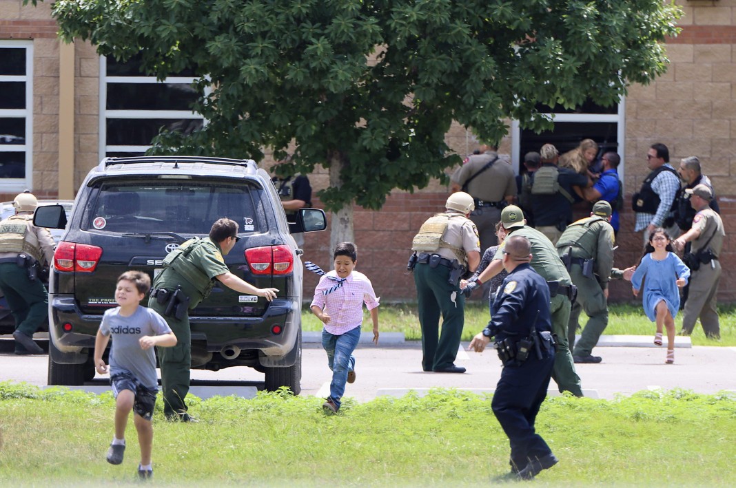 21 personnes dont 19 enfants ont été tués dans une fusillade Ã  l'école primaire d'Uvalde, au Texas. Pour éviter aux écoliers de retourner sur les lieux, l'établissement sera rasé.