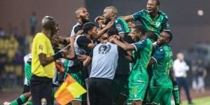 Le Comorien Ahmed Mogni célèbre avec ses coéquipiers le deuxième but de sa sélection contre le Ghana Ã  la Coupe d’Afrique des nations, le 18 janvier 2022, Ã  Garoua (Cameroun). DANIEL BELOUMOU OLOMO / AFP