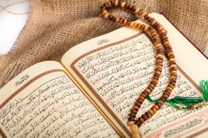 L'islam est une religion abrahamique s'appuyant sur le dogme du monothéisme absolu et prenant sa source dans le Coran, considéré comme le réceptacle de la parole de Dieu révélée, au VIIáµ‰ siècle en Arabie, Ã  Mahomet, proclamé par les adhérents de l'islam comme étant le dernier prophète de Dieu