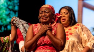 l'actrice Gbazé Thérese émotive en pleurs