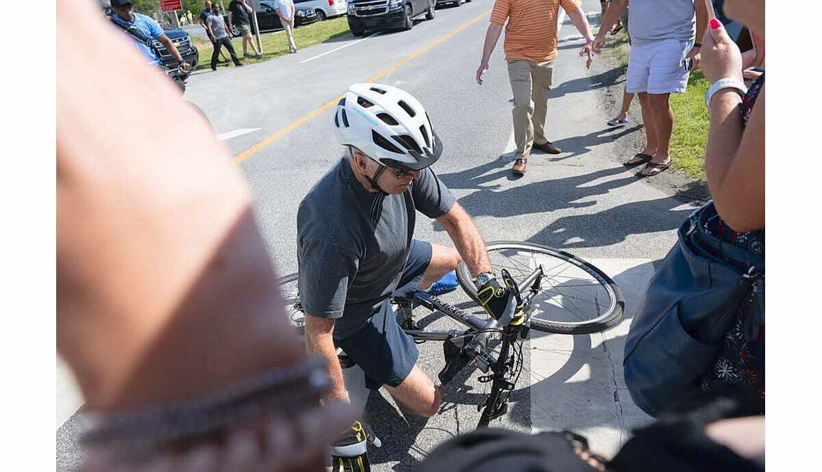 Le président américain Joe Biden, après sa chute Ã  vélo. Photo AFP/Saul LOEB