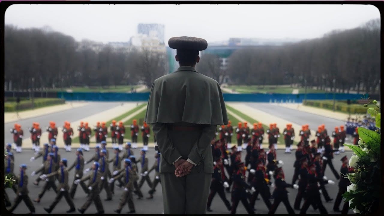 Stromae en coulisses du tournage du clip "Fils de joie" avec une ambiance créative.