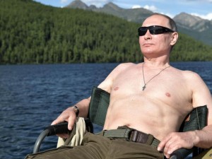 Le président russe Vladimir Poutine bronze torse nu en Sibérie. Alexey Nikolsky, Sputnik, AFP