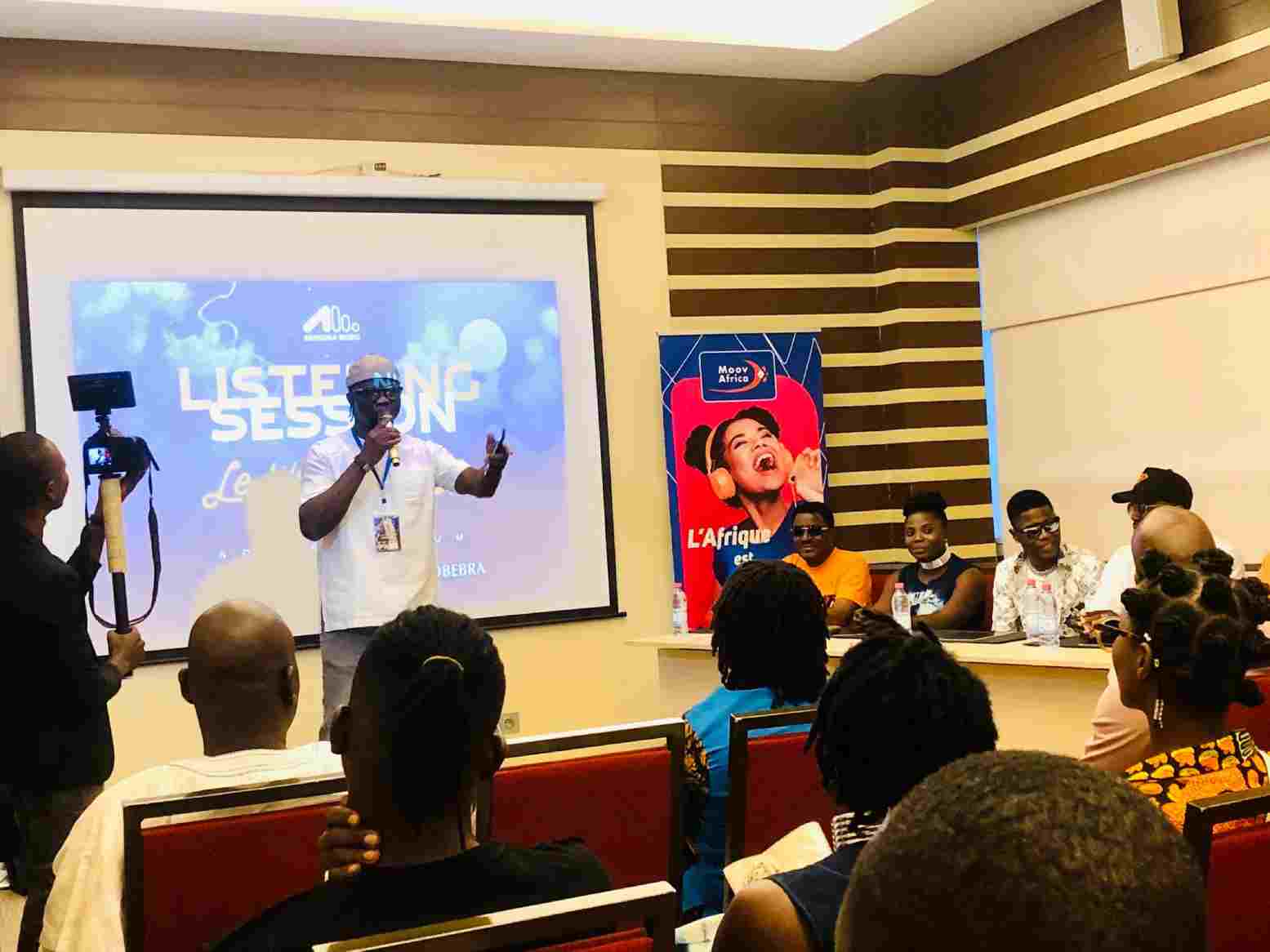 séance d'écoute du premier album du chanteur Nikanor