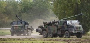 Produit par le groupe industriel français Nexter, le Caesar est un canon de 155 mm monté sur un camion capable de tirer six coups par minute Ã  une distance de 40 kilomètres.