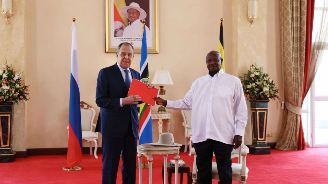 Le chef de la diplomatie russe SergueÃ¯ Lavrov et le président ougandais Yoweri Museveni.