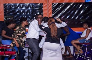 Un Kenyan poignarde une fille dans un bar