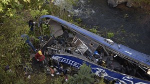 Un car éventré après sa chute d'un pont entre les villes de Meru et Mombasa (Kenya), le 25 juillet 2022.
