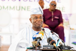 Le ministre de l'énergie Jean-Claude Houssou Ã  l'inauguration de la centrale solaire d'Illoulofin