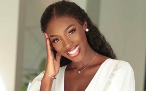 une jeune dame debout souriante
