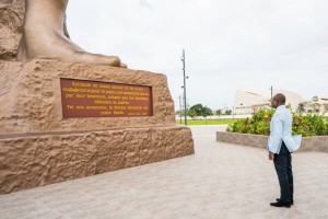 Patrice Talon au pied de la statue de l'Amazone, samedi 30 juillet 2022