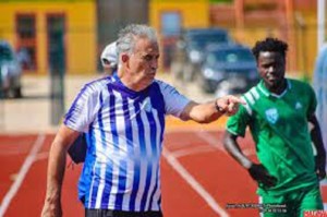 L'entraineur de Coton FC Victor Zvunka lors d'un match avec son équipe
