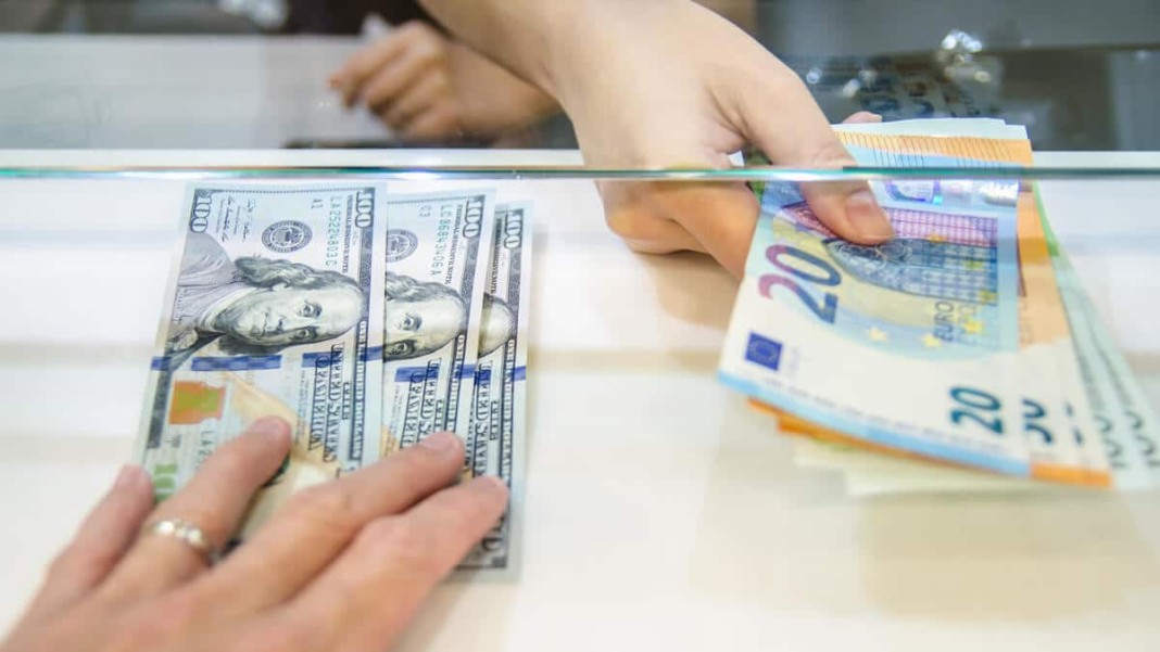 L'euro s'échange Ã  parité avec le dollar pour la première fois depuis 2002