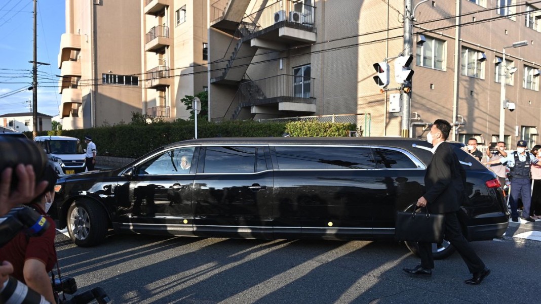 Une voiture transportant le corps de l'ancien premier ministre japonais Shinzo Abe arrive Ã  sa résidence Ã  Tokyo le 9 juillet 2022.