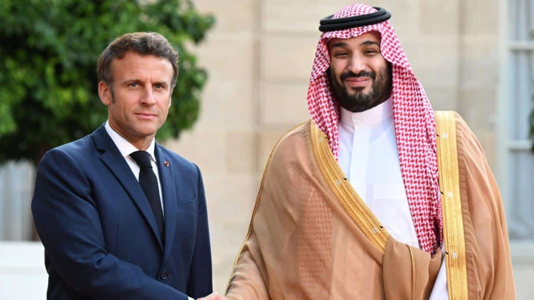 poignee-de-main-entre-mbs-et-emmanuel-macron-a-l-elysee-