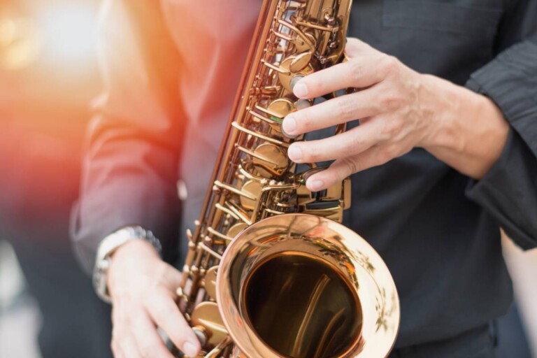 Un père joue du saxophone à  son bébé, la réaction de l’enfant va vous faire pleurer (vidéo)