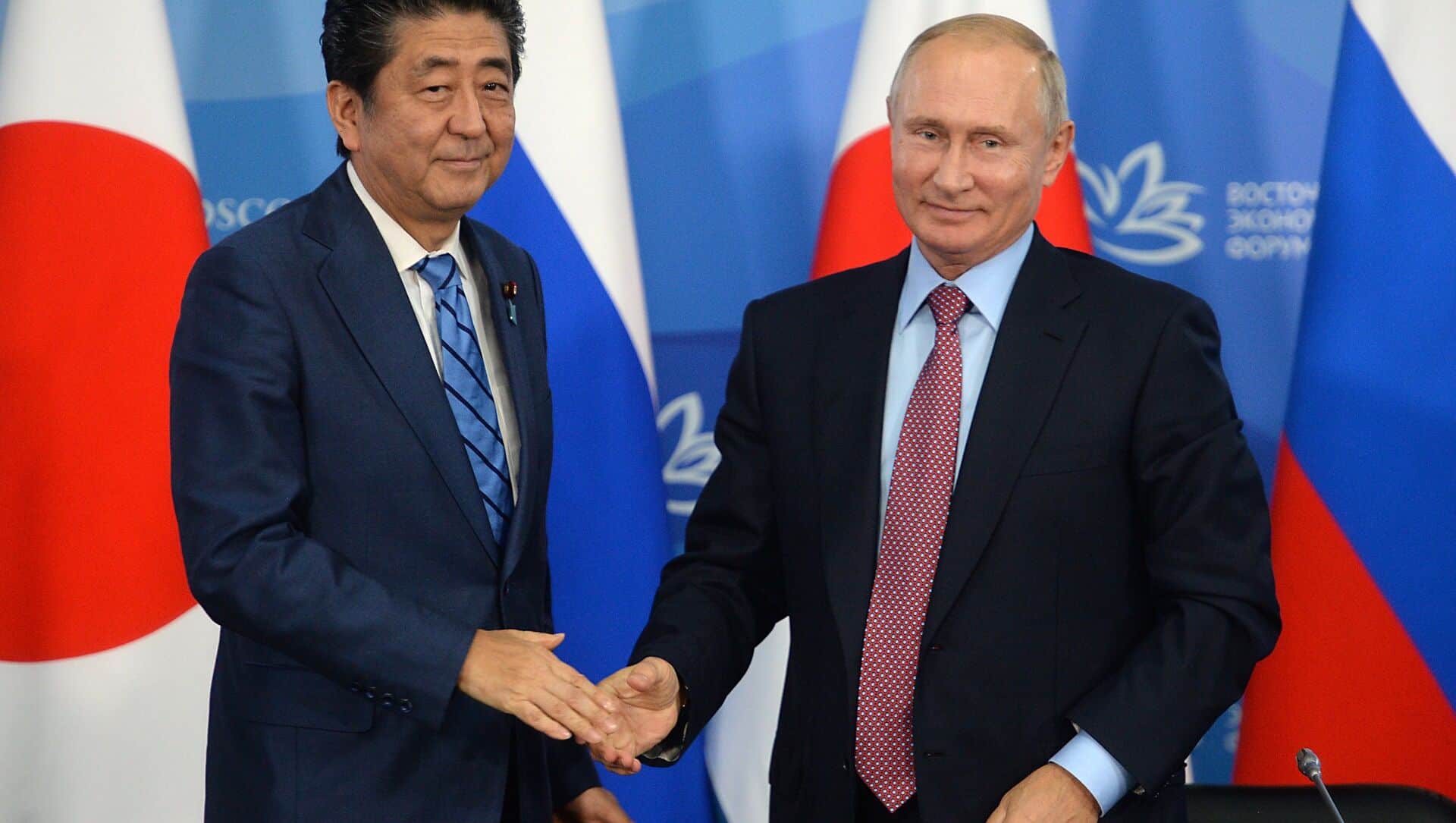 L'ancien Premier Ministre japonais Shinzo Abe et le président russe Vladimir Poutine lors d'un tête-Ã -tête