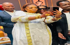 Affou Keita entouré de deux hommes et de Hamond Chic