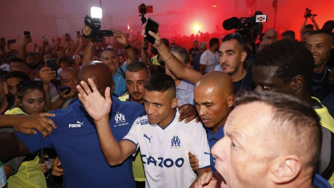 Alexis Sanchez entouré de supporters lors de son arrivée Ã  Marseille le mardi 9 Aout 2022
