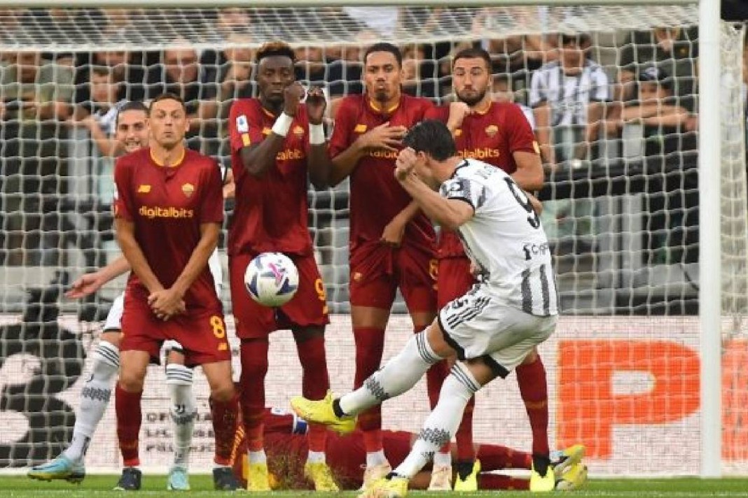Dusan Vlahovic buteur sur coup franc lors du match nul entre la Juventus et la Roma le samedi 27 aout 2022