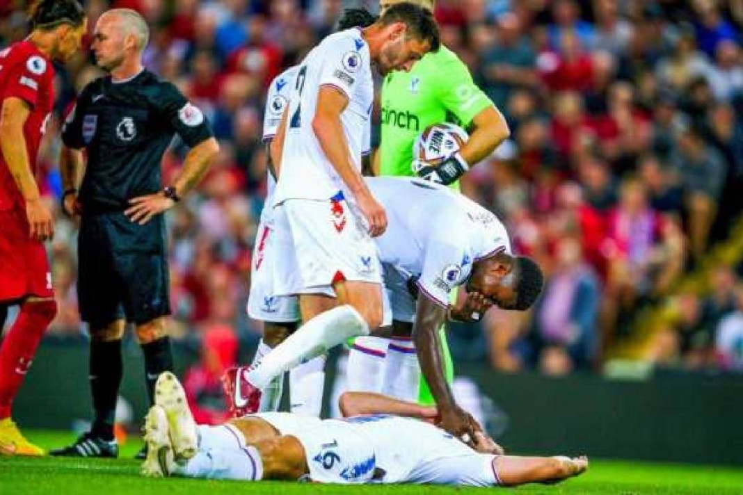 Joachim Andersen au sol, après avoir reçu un coup de Darwin Nunez lors de Crystal Palace-Liverpool